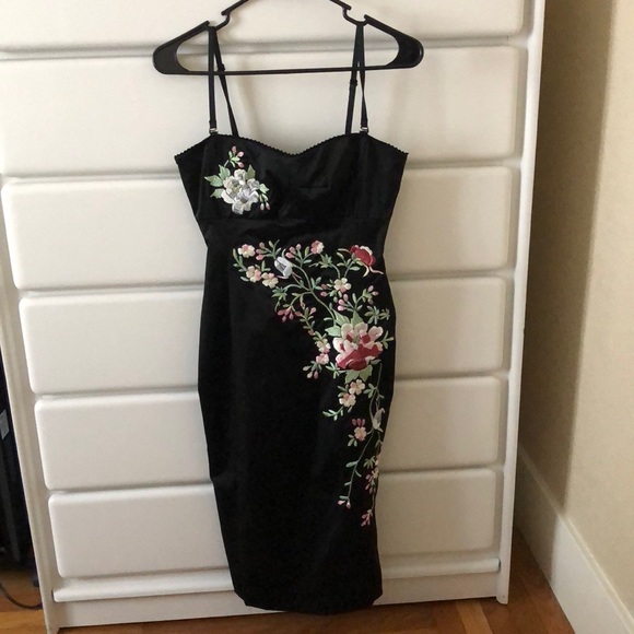 Forever 21 Dresses & Skirts - Beautiful black dress with flower embroidery